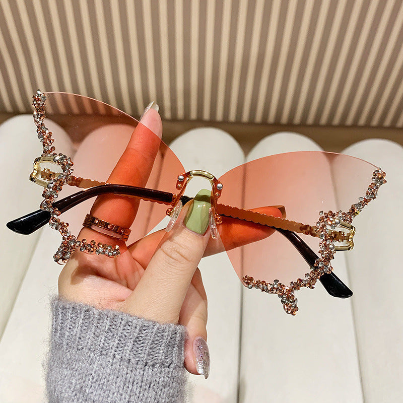 butterfly sunglasses in summer 2025. Different colors bring you different experiences, suitable for different scenes such as travel, play, party, dance, beach, shopping, etc.